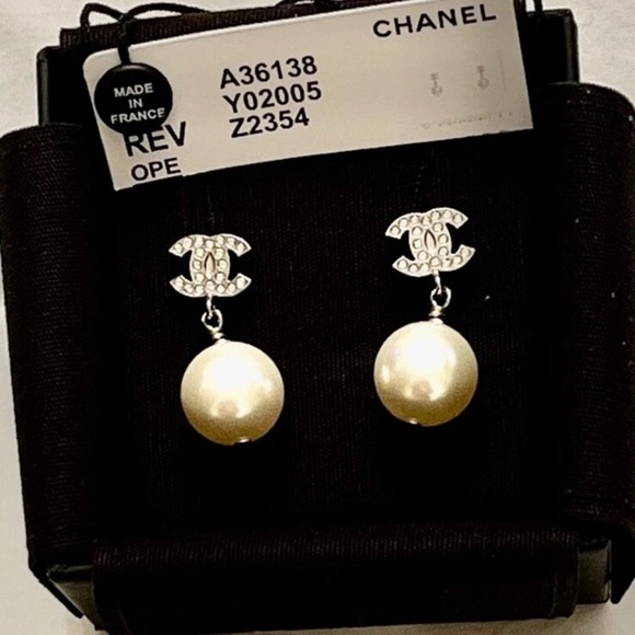 AUTH CHANEL REV CC LOGO SILVER & PEARLY WHITE PIERCED EARRINGS NWT - Picture 1 of 7